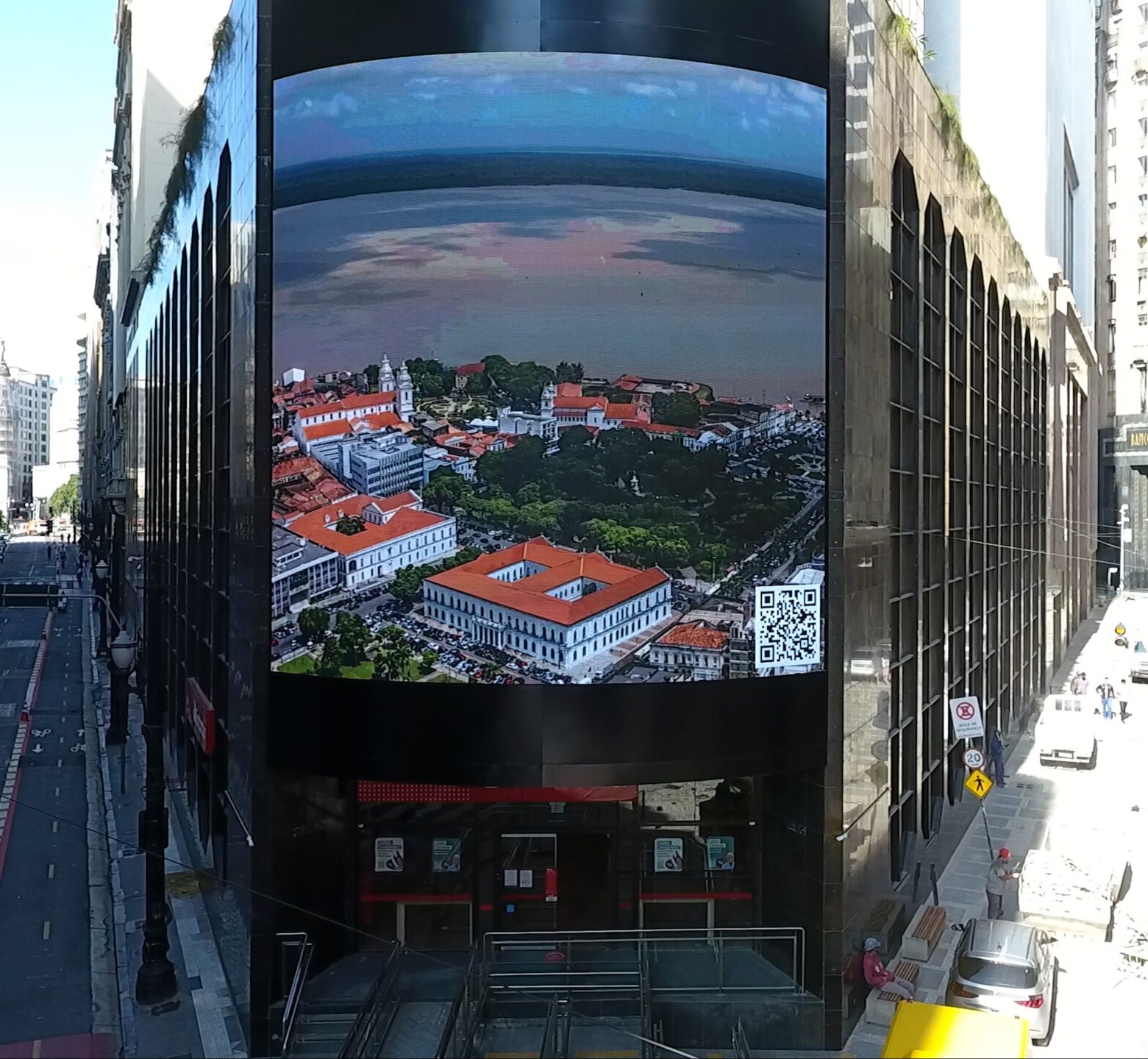 Painel no centro de SP exibe arte