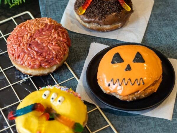 Que tal comemorar o Halloween Donuts divertidos?