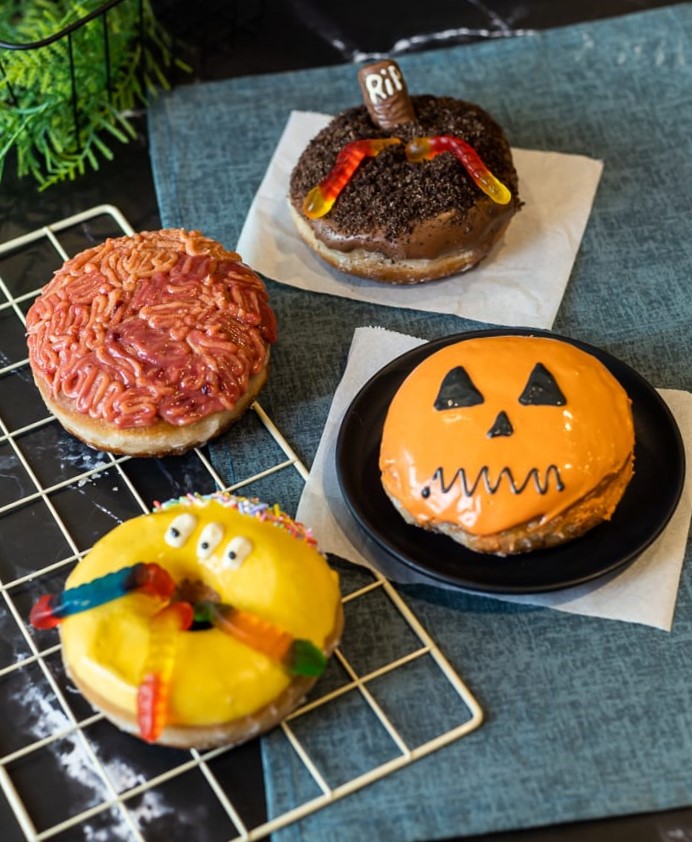 Que tal comemorar o Halloween Donuts divertidos?