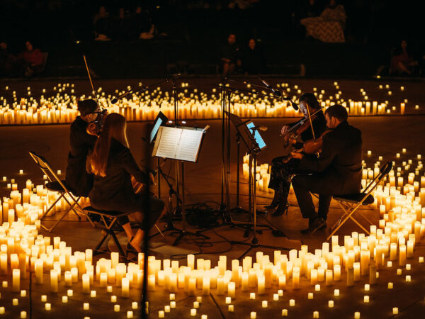“Monet À Beira d’Água” é palco de espetáculo à luz de velas