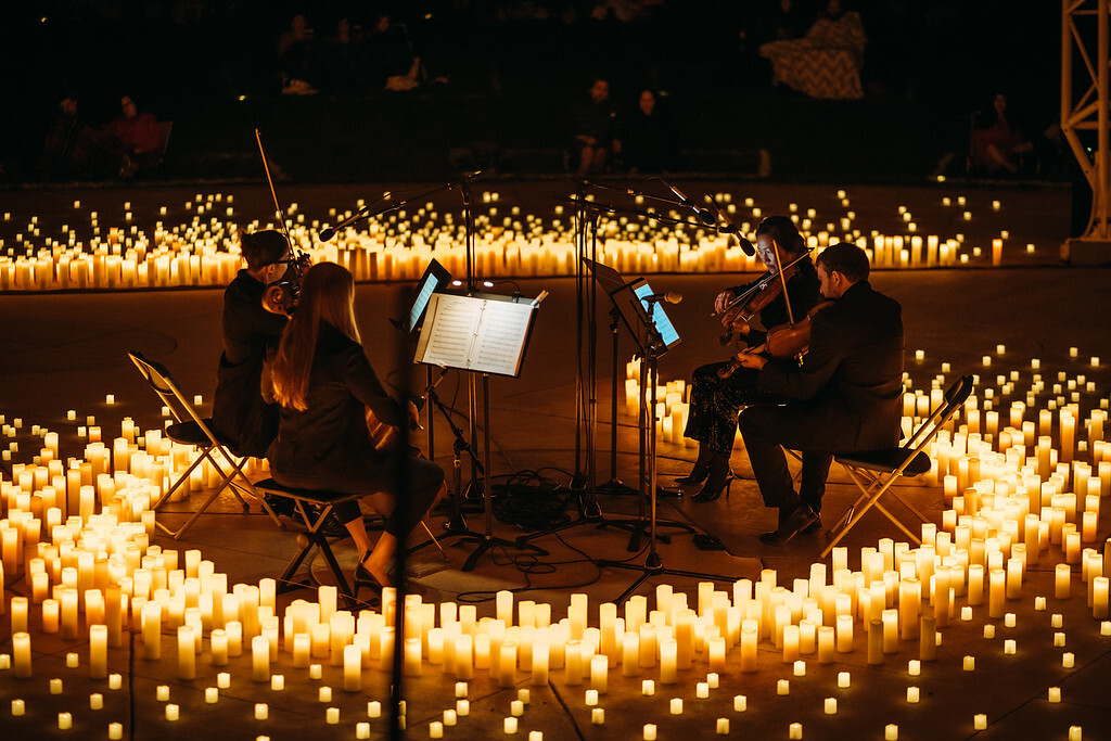 “Monet À Beira d’Água” é palco de espetáculo à luz de velas