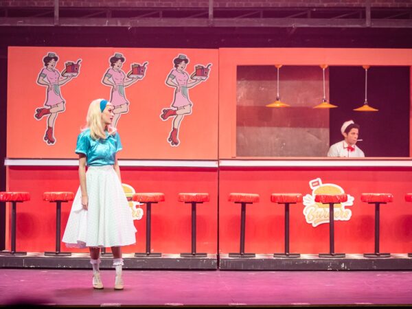 Inspirado em sucesso na Broadway e nos cinemas, Grease, o Musical faz nova temporada no Teatro Claro SP em janeiro de 2023