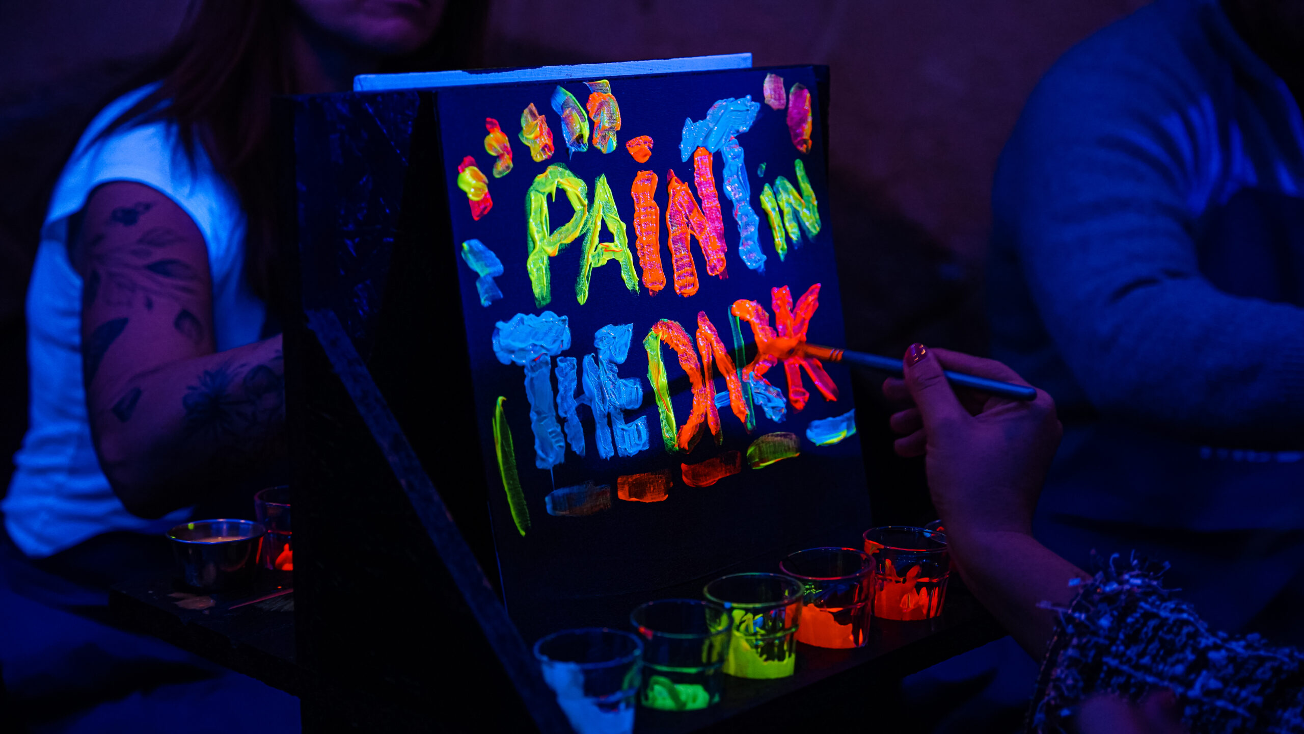 Experiência artística Paint in the Dark